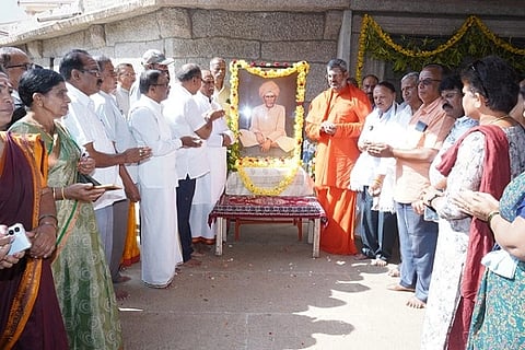 ಚಿತ್ರದುರ್ಗದಲ್ಲಿ ಶುಕ್ರವಾರ ಆಯೋಜಿಸಿದ್ದ ಅಥಣಿ ಮುರುಘೇಂದ್ರ ಶಿವಯೋಗಿಗಳ ಜಯಂತ್ಯುತ್ಸವದಲ್ಲಿ ಡಾ. ಬಸವಕುಮಾರ ಸ್ವಾಮೀಜಿ, ಬಸವ ಮುರುಘೇಂದ್ರ ಸ್ವಾಮೀಜಿ, ಗೋವಿಂದ ಸ್ವಾಮೀಜಿ, ಜವಳಿ ಮಲ್ಲಿಕಾರ್ಜುನ್, ಕೆಇಬಿ ಷಣ್ಮುಖಪ್ಪ ಇತರರು ಇದ್ದರು.