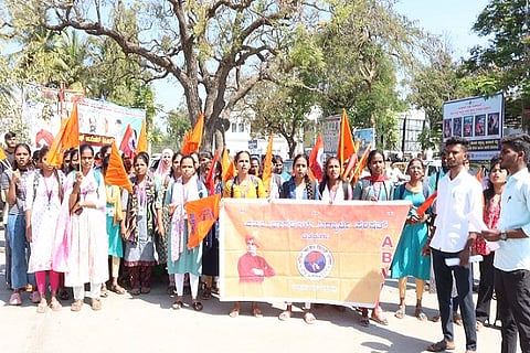 ಚಿತ್ರದುರ್ಗದ ಸರ್ಕಾರಿ ವಿಜ್ಞಾನ ಕಾಲೇಜು ಆವರಣದಲ್ಲಿ ಮಹಿಳಾ ಕಾಲೇಜು ನಿರ್ಮಾಣ ವಿರೋಽಸಿ ಎಬಿವಿಪಿ ಕಾರ್ಯಕರ್ತರು ಬುಧವಾರ ಪ್ರತಿಭಟನೆ ನಡೆಸಿದರು. ಕುಬೇರ, ಚರಣ್, ಕನಕರಾಜ್‌ಕೋಡಿಹಳ್ಳಿ, ಸುದರ್ಶನ್, ಜೀವನ್, ವಂಶಿ, ಯಶವಂತ್, ರಘು, ಹರೀಶ್, ಮನೋಜ್ ಇದ್ದರು.