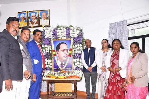  ಚಿತ್ರದುರ್ಗದ ವಕೀಲರ ಭವನದಲ್ಲಿ ಶುಕ್ರವಾರ ಆಯೋಜಿಸಿದ್ದ ಸಂವಿಧಾನ ಶಿಲ್ಪಿ ಡಾ.ಬಿ.ಆರ್. ಅಂಬೇಡ್ಕರ್ ಅವರ ೧೩೫ನೇ ಜನ್ಮ ದಿನಾಚರಣೆಯಲ್ಲಿ ರೋಣ್ ವಾಸುದೇವ್, ಎಚ್.ಎಸ್. ಮಹೇಶ್ವರಪ್ಪ, ವೀರಣ್ಣ ಸೋಮಶೇಖರ್, ಸಿ.ಎಚ್. ಗಂಗಾಧರ್, ಡಿ. ಮಮತಾ, ಎಂ. ವಿಜಯï, ರಶ್ಮಿ ಎಸ್. ಮರಡಿ, ಕೆ.ಎಸ್. ಸಾವಿತ್ರಮ್ಮ ಇತರರಿದ್ದರು.