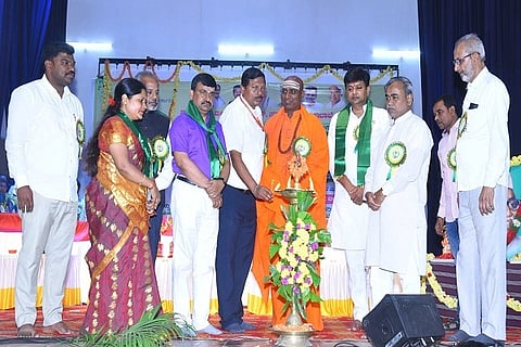  ಚಿತ್ರದುರ್ಗದಲ್ಲಿ ಭಾನುವಾರ ಡಾ.ಬಾಬು ಜಗಜೀವನರಾಂ ಅವರ ಜನ್ಮ ದಿನಾಚರಣೆ ಸಮಾರಂಭದಲ್ಲಿ ಶಾಸಕ ಕೆ.ಸಿ.ವೀರೇಂದ್ರ ಪ ಪ್ಪಿ, ಶ್ರೀ ಬಸವ ಹರಳಯ್ಯ ಸ್ವಾಮೀಜಿ, ಬಿ.ಟಿ.ಕುಮಾರಸ್ವಾಮಿ, ಡಿ.ಎಚ್.ನಟರಾಜ್, ಮೆಹಬೂಬ್‌ಪಾಷಾ, ಎಂ.ಕೆ.ತಾಜ್‌ಪೀರ್, ಮಲ್ಲಿ ಕಾರ್ಜುನ, ಎಸ್.ಲಕ್ಷಿ÷್ಮÃ, ಅವಿನಾಶ್ ಇತರರು ಇದ್ದರು.
