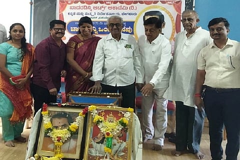ಚಿತ್ರದುರ್ಗದಲ್ಲಿ ಶುಕ್ರವಾರ ರಂಗ ಕಲಾವಿದ ಅಶೋಕ್ ಬಾದರದಿನ್ನಿ ಅವರ ೭೫ನೇ ಜನ್ಮದಿನದ ಪ್ರಯುಕ್ತ ಆಯೋಜಿಸಿದ್ದ ಉಪನ್ಯಾಸ ಕಾರ್ಯಕ್ರಮದಲ್ಲಿ ಡಾ.ಕೆ.ಎಂ. ವೀರೇಶ್, ಜಿ.ಎಸ್. ಉಜ್ಜಿನಪ್ಪ, ಸಿ.ಪಿ. ಜ್ಞಾನದೇವ್, ಕೆಪಿಎಂ ಗಣೇಶಯ್ಯ, ಎಚ್.ಎನ್. ಶಿವಕುಮಾರ್, ಪ್ರಕಾಶ್ ಬಾದರದಿನ್ನಿ, ಹನುಮಂತರೆಡ್ಡಿ, ಮಂಜುಳಾ, ರುದ್ರೇಶ್ ಇತರರರು ಇದ್ದರು.