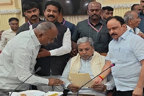 ಭದ್ರಾ ಮೇಲ್ದಂಡೆ ಯೋಜನೆಗೆ ಈ ಬಾರಿಯ ಬಜೆಟ್‌ನಲ್ಲಿ ೫ ಸಾವಿರ ಕೋಟಿ ರೂ.ಅನುದಾನ ಕಾಯ್ದಿರಿಸಬೇಕು ಹಾಗೂ ತಕ್ಷಣಕ್ಕೆ ೩೦೦ ಕೋಟಿ ರೂ.ಅನುದಾನ ಬಿಡುಗಡೆ ಮಾಡುವಂತೆ ಆಗ್ರಹಿಸಿ ಜಿಲ್ಲಾ ಉಸ್ತುವಾರಿ ಸಚಿವ ಡಿ.ಸುಧಾಕರ್, ಶಾಸಕರಾದ ಬಿ.ಜಿ. ಗೋವಿಂದಪ್ಪ, ಟಿ. ರಘುಮೂರ್ತಿ, ಕೆ.ಸಿ. ವೀರೇಂದ್ರಪಪ್ಪಿ, ಎನ್.ವೈ. ಗೋಪಾಲಕೃಷ್ಣ ಅವರು ಬೆಂಗಳೂರಲ್ಲಿ ಸೋಮವಾರ ಸಿಎಂ ಸಿದ್ದರಾಮಯ್ಯ ಅವರಿಗೆ ಮನವಿ ಸಲ್ಲಿಸಿದರು.
