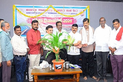  ಚಿತ್ರದುರ್ಗದಲ್ಲಿ ಭಾನುವಾರ ಆಯೋಜಿಸಿದ್ದ ಪತ್ರಿಕಾ ದಿನಾಚರಣೆ, ಭದ್ರಾ ಮೇಲ್ದಂಡೆ ಯೋಜನೆ ಕುರಿತ ಸಂವಾದ ಕಾರ್ಯಕ್ರಮವನ್ನು ಎಡಿಸಿ ಬಿ.ಟಿ. ಕುಮಾರಸ್ವಾಮಿ ಉದ್ಘಾಟಿಸಿದರು. ಎಚ್. ರವಿಶಂಕರ್, ಜಿ.ಸಿ. ಲೋಕೇಶ್, ಬಿ.ಎಸ್. ವಿನಾಯಕ್ ತೊಡರನಾಳ್, ಬೆಲಗೂರು ಸೆಮೀವುಲ್ಲಾ ಇತರ ಗಣ್ಯರು ಇದ್ದರು.
