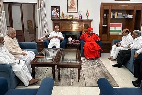  ಹೊಸದಿಲ್ಲಿಯಲ್ಲಿ ಸಿರಿಗೆರೆ ತರಳಬಾಳು ಜಗದ್ಗುರು ಡಾ.ಶಿವಮೂರ್ತಿ ಶಿವಾಚಾರ್ಯ ಸ್ವಾಮೀಜಿ ಅವರು ಬಸವರಾಜ ಬೊಮ್ಮಾಯಿ ನಿವಾಸದಲ್ಲಿ ಮಾಜಿ ಸಿಎಂ ಬಿ.ಎಸ್. ಯಡಿಯೂರಪ್ಪ, ಕೇಂದ್ರ ಸಚಿವ ವಿ. ಸೋಮಣ್ಣ, ಬಿಜೆಪಿ ರಾಷ್ಟಿçÃಯ ಪ್ರಧಾನ ಕಾರ್ಯದರ್ಶಿ ಬಿ.ಎಲ್. ಸಂತೋಷ್ ಇತರ ಗಣ್ಯರೊಂದಿಗೆ ಚರ್ಚಿಸಿದರು.