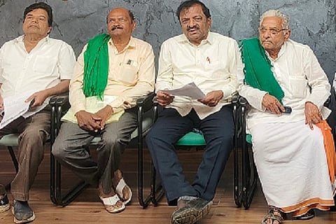  ಚಿತ್ರದುರ್ಗದಲ್ಲಿ ಮಂಗಳವಾರ ಸುದ್ದಿಗೋಷ್ಠಿಯಲ್ಲಿ ಜಿಲ್ಲಾ ನೀರಾವರಿ ಅನುಷ್ಠಾನ ಸಮಿತಿ ಕಾರ್ಯಾಧ್ಯಕ್ಷ ಬಿ.ಎ.ಲಿಂಗಾರೆಡ್ಡಿ ಮಾತನಾಡಿದರು. ಕೆ.ಆರ್.ದಯಾನಂದ, ಪ್ರೊ.ಜೆ. ಯಾದವರೆಡ್ಡಿ, ಕೆ.ಪಿ. ಭೂತಯ್ಯ, ಹಂಪಯ್ಯನಮಾಳಿಗೆ ಧನಂಜಯ, ಚಿಕ್ಕಪ್ಪನಹಳ್ಳಿ ರುದ್ರಸ್ವಾಮಿ, ಮಲ್ಲಾಪುರ ತಿಪ್ಪೇಸ್ವಾಮಿ ಇದ್ದರು.