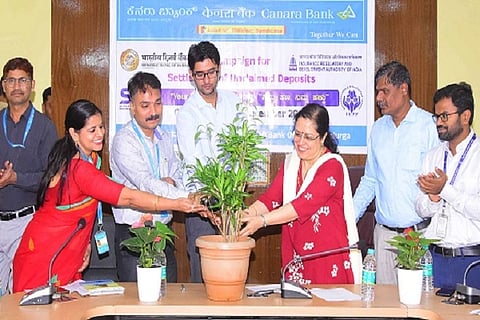 ಬ್ಯಾಂಕ್ ಠೇವಣಿಗಳ ಇತ್ಯರ್ಥಕ್ಕಾಗಿ ಚಿತ್ರದುರ್ಗದಲ್ಲಿ ಶುಕ್ರವಾರ ಆಯೋಜಿಸಿದ್ದ ವಿಶೇಷ ಶಿಬಿರಕ್ಕೆ ಜಿಪಂ ಸಿಇಒ ಡಾ.ಎಸ್. ಆಕಾಶ್ ಚಾಲನೆ ನೀಡಿದರು. ಆರ್‌ಬಿಐ ಮುಖ್ಯ ಪ್ರಬಂಧಕಿ ಮೀನಾಕ್ಷಿ ಗುಂಜು, ಎಂ. ರಾಘವೇಂದ್ರ, ಜಯಲಕ್ಷಿ÷್ಮÃ, ಜಗನ್ನಾಥ, ಅನಿತಾ ಇತರರು ಇ ದ್ದರು.
