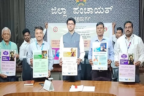  ಜಿಲ್ಲೆಯಲ್ಲಿ ಆಯೋಜಿಸಿರುವ ಆರ್ಥಿಕ ಸಾಕ್ಷರತಾ ಸಪ್ತಾಹಕ್ಕೆ ಚಿತ್ರದುರ್ಗದಲ್ಲಿ ಮಂಗಳವಾರ ಜಿಪಂ ಸಿಇಒ ಡಾ.ಎಸ್. ಆಕಾಶ್ ಚಾಲ ನೆ ನೀಡಿದರು. ಎಂ. ರಾಘವೇಂದ್ರ, ಜಗನ್ನಾಥ್, ರಣವೀರ್, ಮಹೇಶ್ವರಪ್ಪ, ತಿಪ್ಪೇಸ್ವಾಮಿ ಇತರರು ಇದ್ದರು.