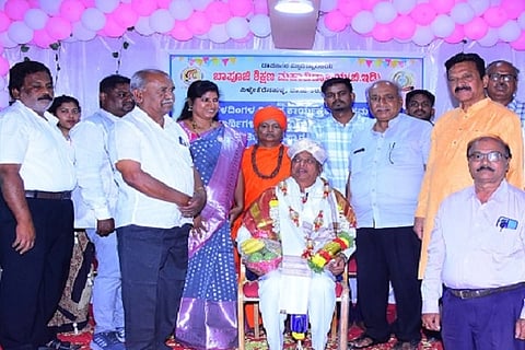  ಚಿತ್ರದುರ್ಗದ ಬಾಪೂಜಿ ಶಿಕ್ಷಣ ಮಹಾವಿದ್ಯಾಲಯದಲ್ಲಿ ಈಚೆಗೆ ಆಯೋಜಿಸಿದ್ದ ಸಮಾರಂಭದಲ್ಲಿ ವಿಜಯವಾಣಿ ವಿಜಯರತ್ನ ಪ್ರಶಸ್ತಿ ಪುರಸ್ಕೃತ, ಬಾಪೂಜಿ ಸಮೂಹ ಶಿಕ್ಷಣ ಸಂಸ್ಥೆ ಕಾರ್ಯದರ್ಶಿ ಡಾ.ಕೆ.ಎಂ. ವೀರೇಶ್ ಅವರನ್ನು ಗೌರವಿಸಲಾಯಿತು. ಡಾ. ಶ್ರೀ ಬಸವಕುಮಾರ ಸ್ವಾಮೀಜಿ, ಪ್ರೊ.ಎಂ.ಆರ್. ಜಯಲಕ್ಷಿ÷್ಮÃ, ಡಾ. ಮುರುಗೇಂದ್ರಪ್ಪ, ಡಾ.ಎಂ.ಕೆ. ಪ್ರಭುದೇವ್ ಮತ್ತಿತರರು ಇದ್ದರು.