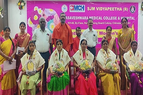 ಚಿತ್ರದುರ್ಗದ ಬಸವೇಶ್ವರ ವೈದ್ಯಕೀಯ ಕಾಲೇಜು ಮತ್ತು ಆಸ್ಪತ್ರೆಯಲ್ಲಿ ಸೋಮವಾರ ಆಯೋಜಿಸಿದ್ದ ಅಂತಾರಾಷ್ಟಿçÃಯ ಮಹಿಳಾ ದಿನಾಚರಣೆಯಲ್ಲಿ ಆಸ್ಪತ್ರೆಯಲ್ಲಿ ಸುದೀರ್ಘ ಸೇವೆ ಸಲ್ಲಿಸಿದವರನ್ನು ಗೌರವಿಸಲಾಯಿತು. ಡಾ. ಬಸವಕುಮಾರ ಸ್ವಾಮೀಜಿ, ಎಸ್.ಲಕ್ಷಿ÷್ಮÃ, ಡಾ. ಸವಿತಾ, ಡಾ.ಎಂ.ಎಸ್. ರಾಜೇಶ್, ಡಾ. ನಾಗೇಂದ್ರಗೌಡ ಇತರರು ಇದ್ದರು.