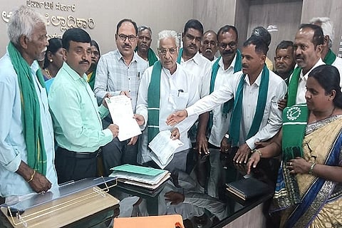  ಬೆಳೆವಿಮೆ ಪರಿಹಾರ ಪಾವತಿಗೆ ಗಡುವು ವಿಽಸಿ ರೈತರು ಚಿತ್ರದುರ್ಗದಲ್ಲಿ ಸೋಮವಾರ ಎಡಿಸಿ ಬಿ.ಟಿ.ಕುಮಾರಸ್ವಾಮಿ ಅವರಿಗೆ ಮನವಿ ಸಲ್ಲಿಸಿದರು. ಕೃಷಿ ಇಲಾಖೆ ಜಂಟಿ ನಿರ್ದೇಶಕ ಮಂಜುನಾಥ್, ಕೆ.ಪಿ.ಭೂತಯ್ಯ, ಹಂಪಯ್ಯನಮಾಳಿಗೆ ಧನಂಜಯ, ವಿ. ಶ್ರೀನಿವಾಸ್, ಕೆ.ಸಿ. ಹೊರಕೇರಪ್ಪ, ಟಿ. ಹಂಪಣ್ಣ, ಚಂದ್ರಣ್ಣ, ಉಮಾಪತಿ, ಶಿವಣ್ಣ ಇತರರು ಇದ್ದರು.