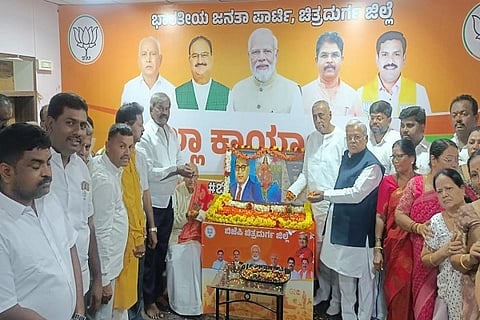 ಚಿತ್ರದುರ್ಗದ ಬಿಜೆಪಿ ಕಚೇರಿಯಲ್ಲಿ ಗುರುವಾರ ಆಯೋಜಿಸಿದ್ದ ಸಂವಿಧಾನ ಹತ್ಯಾ ದಿವಸ್ ಕಾರ್ಯಕ್ರಮದಲ್ಲಿ ಭಾರತಾಂಭೆ, ಸಂವಿಧಾನ ಪುಸ್ತಕ, ಡಾ.ಬಿ.ಆರ್. ಅಂಬೇಡ್ಕರ್ ಅವರ ಭಾವಚಿತ್ರಕ್ಕೆ ಗೋವಿಂದ ಎಂ. ಕಾರಜೋಳ, ಡಾ.ಎಂ. ಚಂದ್ರಪ್ಪ, ಜಿ.ಎಚ್. ತಿಪ್ಪಾರೆಡ್ಡಿ ಪುಷ್ಪ ನಮನ ಸಲ್ಲಿಸಿದರು.