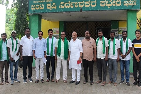 ಚಿತ್ರದುರ್ಗ ಜಿಲ್ಲೆಯ ವಿವಿಧ ತಾಲೂಕುಗಳಲ್ಲಿ ಬರ ಅಧ್ಯಯನ ನಡೆಸಿದ ಬಳಿಕ ಕೃಷಿ ಅಽಕಾರಿಗಳೊಂದಿಗೆ ಚರ್ಚಿಸಲು ಚಿತ್ರದುರ್ಗದ ಜಿಲ್ಲಾ ಕೃಷಿ ಇಲಾಖೆ ಜಂಟಿ ನಿರ್ದೇಶಕರ ಕಚೇರಿಗೆ ಬಿಜೆಪಿ ರೈತ ಮೋರ್ಚಾ ಪ್ರಮುಖರು ಭೇಟಿ ನೀಡಿದರು. ಡಾ. ನವೀನ್‌ಕುಮಾರ್, ಮಲ್ಲಿಕಾರ್ಜನ್, ರಾಜೇಶ್ ಆರ್.ಬುರುಡೆಕಟ್ಟೆ, ಡಾ. ಮಂಜುನಾಥ್, ವೆಂಕಟೇಶ್‌ಯಾದವ್ ಇತರರು ಇದ್ದರು.