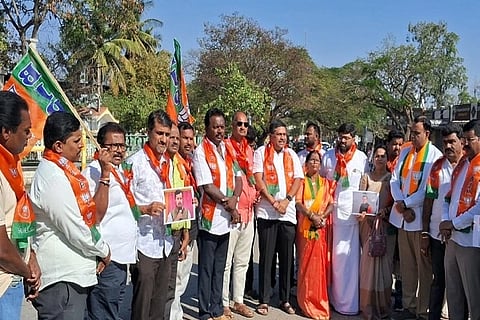  ನಿತಿನ್ ನಬಿನ್ ಅವರು ಬಿಜೆಪಿ ರಾಷ್ಟಿçÃಯ ಅಧ್ಯಕ್ಷರಾಗಿ ನೇಮಕಗೊಂಡ ಹಿನ್ನೆಲೆಯಲ್ಲಿ ಚಿತ್ರದುರ್ಗದಲ್ಲಿ ಮಂಗಳವಾರ ಕಾರ್ಯಕರ್ತರು ಸಂಭ್ರಮಾಚರಣೆ ನಡೆಸಿದರು. ಕೆ.ಎಸ್. ನವೀನ್, ಕೆ.ಟಿ. ಕುಮಾರಸ್ವಾಮಿ, ಡಾ. ಸಿದ್ಧಾರ್ಥ ಗುಂಡಾರ್ಪಿ, ಮಲ್ಲಿಕಾರ್ಜುನ್, ಕವಿತಾ, ಸಿಂಧು ತನಯ, ನವೀನ್, ಕಿರಣ್ ಇತರರಿದ್ದರು.