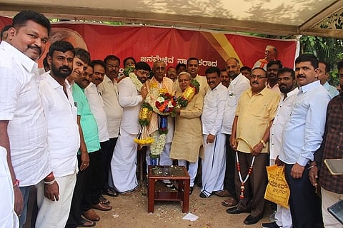  ಚಿತ್ರದುರ್ಗದಲ್ಲಿ ಶನಿವಾರ ಮಾಜಿ ಶಾಸಕ ಜಿ.ಎಚ್.ತಿಪ್ಪಾರೆಡ್ಡಿ ನಿವಾಸಕ್ಕೆ ಸಂಸದ ಗೋವಿಂದ ಎಂ. ಕಾರಜೋಳ ಭೇಟಿ ನೀಡಿ ಜನ್ಮ ದಿನದ ಶುಭಾಶಯ ಕೋರಿದರು. ಕೆ.ಟಿ. ಕುಮಾರಸ್ವಾಮಿ, ಉಪಾಧ್ಯಕ್ಷ ಡಾ. ಸಿದ್ದಾರ್ಥ ಗುಂಡಾರ್ಫಿ, ವೆಂಕಟೇಶ್‌ಯಾದವ್,ಬಾಳೆಕಾಯಿ ರಾಮದಾಸ್, ರಘುಮೂರ್ತಿ, ನಾಗರಾಜ್, ರೇಖಾ, ಮಲ್ಲಿಕಾರ್ಜುನ, ನಾಗರಾಜ್‌ಬೇದ್ರೆ, ನವೀನ್‌ಚಾಲುಕ್ಯ ಇತರರು ಇದ್ದರು.