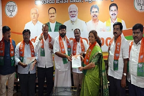 ಚಿತ್ರದುರ್ಗದ ಬಿಜೆಪಿ ಜಿಲ್ಲಾ ಕಚೇರಿಯಲ್ಲಿ ಆಯೋಜಿಸಿದ್ದ ಪದಾಽಕಾರಿಗಳ ಸಭೆಯಲ್ಲಿ ಜಿಲ್ಲಾಧ್ಯಕ್ಷ ಕೆ.ಟಿ. ಕುಮಾರಸ್ವಾಮಿ, ಮಾಧುರಿ ಗಿರೀಶ್, ಡಾ.ಮಂಜುನಾಥ, ವೆಂಕಟೇಶ್ ಯಾದವ್, ಜಿ.ಎಚ್. ಮೋಹನ್ ಕುಮಾರ್, ಮಲ್ಲಿಕಾರ್ಜುನ ಇತರರು ಇದ್ದರು.