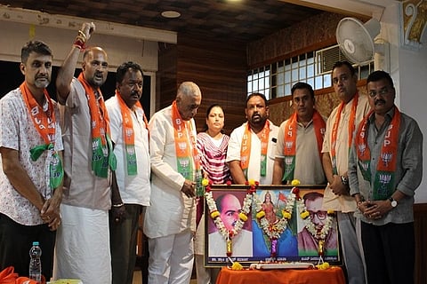 ಚಿತ್ರದುರ್ಗದಲ್ಲಿ ಭಾನುವಾರ ಎಸ್‌ಐಆರ್ ಕುರಿತು ಬಿಜೆಪಿ ನಗರ-ಗ್ರಾಮಾಂತರ ಮಂಡಲದಿAದ ನಡೆದ ಪಕ್ಷದ ಬಿಎಲ್‌ಒಗಳ ವಿಶೇಷ ಸಭೆಯಲ್ಲಿ ಭಾರತಾಂಬೆ ಭಾವಚಿತ್ರಕ್ಕೆ ಜಿ.ಎಚ್. ತಿಪ್ಪಾರೆಡ್ಡಿ ಪುಷ್ಪನಮನ ಸಲ್ಲಿಸಿದರು. ಡಾ. ಸಿz್ದÁರ್ಥ್ ಗುಂಡಾರ್ಪಿ, ವೆಂಕಟೇಶ್‌ಯಾದವ್, ಸುರೇಶ್ ಸಿz್ದÁಪುರ, ನಾಗರಾಜ್ ಬೇದ್ರೆ, ನವೀನ್ ಚಾಲುಕ್ಯ, ಲೋಕೇಶ್, ನಾಗರಾಜ್ ಇತರರಿದ್ದರು.