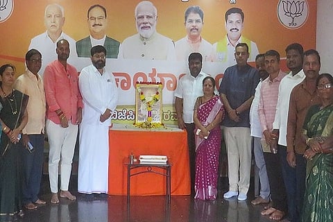  ಚಿತ್ರದುರ್ಗದ ಬಿಜೆಪಿ ಕಚೇರಿಯಲ್ಲಿ ಸೋಮವಾರ ಆಯೋಜಿಸಿದ್ದ ಬಸವ ಜಯಂತ್ಯುತ್ಸವದಲ್ಲಿ ಕೆ.ಟಿ.ಕುಮಾರಸ್ವಾಮಿ,ಜಿ.ಎಚ್. ಮೋಹನ್‌ಕುಮಾರ್,ಡಾ.ಸಿದ್ದಾರ್ಥಗುಂಡಾರ್ಫಿ,ವೆAಕಟೇಶ್‌ಯಾದವ್,ರೇಖಾ ಇತರರು ಇದ್ದರು.