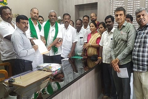  ಪರವಾನಗಿ ರಹಿತ ನೀರಾ ಉತ್ಪಾದಿಸಲು ಅನುಮತಿ ಕೊಡುವಂತೆ ಆಗ್ರಹಿಸಿ ಬಿಜೆಪಿ ರೈತ ಮೋರ್ಚಾದಿಂದ ಚಿತ್ರದುರ್ಗದಲ್ಲಿ ಗುರು ವಾರ ಎಡಿಸಿ ಬಿ.ಟಿ.ಕುಮಾರಸ್ವಾಮಿ ಅವರಿಗೆ ಮನವಿ ಸಲ್ಲಿಸಲಾಯಿತು. ವೆಂಕಟೇಶ ಯಾದವ್, ಲೋಕೇಶ , ಶ್ರೀರಾಮರೆಡ್ಡಿ ಇದ್ದರು. 