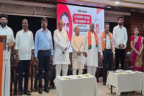 ಬಿಜೆಪಿಯಿಂದ ಚಿತ್ರದುರ್ಗದಲ್ಲಿ ಶನಿವಾರ ಏರ್ಪಡಿಸಿದ್ದ ಕಾರ್ಯಾಗಾರದಲ್ಲಿ ಸಂಸದ ಗೋವಿಂದ ಎಂ. ಕಾರಜೋಳ, ಡಾ. ಶಿವಯೋಗಿಸ್ವಾಮಿ, ಜಿ.ಎಚ್. ತಿಪ್ಪಾರೆಡ್ಡಿ, ಡಿ.ಎಸ್. ಅರುಣ್, ಮೇಘರಾಜ್, ಎ. ಮುರುಳಿ, ಅಂಬಿಕಾಹುಲಿನಾಯ್ಕರ್, ಬಂಗಾರು ಹನುಮಂತು, ಕೆ.ಟಿ. ಕುಮಾರಸ್ವಾಮಿ ಇತರರು ಇದ್ದರು.