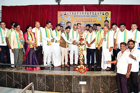  ಚಿತ್ರದುರ್ಗದಲ್ಲಿ ಸೋಮವಾರ ಆಯೋಜಿಸಿದ್ದ ಬಿಜೆಪಿ ಕಾರ್ಯಕರ್ತರ ಸಭೆಯಲ್ಲಿ ಸಂಸದ ಗೋವಿಂದ ಎಂ. ಕಾರಜೋಳ, ಕೇಂದ್ರದ ಮಾಜಿ ಸಚಿವ ಎ. ನಾರಾಯಣಸ್ವಾಮಿ, ಎಂಎಲ್‌ಸಿ ಕೆ.ಎಸ್. ನವೀನ್, ಮಾಜಿ ಶಾಸಕರಾದ ಜಿ.ಎಚ್.ತಿಪ್ಪಾರೆಡ್ಡಿ, ಎಸ್.ಕೆ. ಬಸವರಾಜನ್, ವೈ.ಎ. ನಾರಾಯಣಸ್ವಾಮಿ ಇತರರು ಇದ್ದರು.