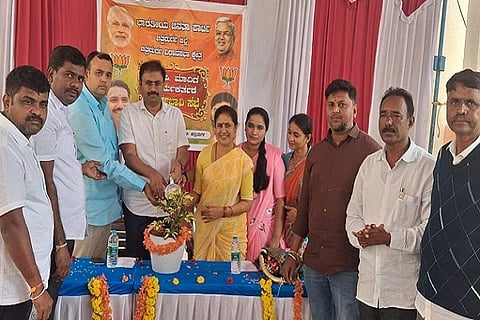  ಬಿಜೆಪಿಯಿಂದ ಭಾನುವಾರ ಚಿತ್ರದುರ್ಗದಲ್ಲಿ ಆಯೋಜಿಸಿದ್ದ ವಿಧಾನಸಭಾ ಕ್ಷೇತ್ರದ ಮಾದಿಗ ಸಮುದಾಯದ ಬಿಜೆಪಿ ಕಾರ್ಯಕರ್ತರ ಸಭೆಯನ್ನು ಡಾ. ಸಿದ್ಧಾರ್ಥ್ ಗುಂಡಾರ್ಪಿ, ಜಿ.ಎಸ್. ಅನಿತ್‌ಕುಮಾರ್, ಸೌಭಾಗ್ಯಾ ಬಸವರಾಜನ್ ಉದ್ಘಾಟಿಸಿದರು. ಜಯಪ್ಪ, ನಾಗರಾಜ್, ಚೇತನ್, ಪ್ರಹ್ಲಾದ್ ಇತರರಿದ್ದರು.