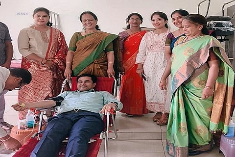 ಚಿತ್ರದುರ್ಗದ ಸಿಎಂಸಿಆರ್‌ಐನಲ್ಲಿ ಶನಿವಾರ ಆಯೋಜಿಸಿದ್ದ ರಕ್ತದಾನಿಗಳ ದಿನಾಚರಣೆ ಹಾಗೂ ರಕ್ತದಾನ ಶಿಬಿರದಲ್ಲಿ ಡೀನ್ ಡಾ.ಬಿ. ವೈ. ಯುವರಾಜ್ ರಕ್ತದಾನ ಮಾಡಿದರು. ಡಾ.ಪಿ. ಶಶಿಕಲಾ, ಡಾ. ರೂಪಾ, ಡಾ.ಜಿ.ಎಚ್. ಮೇಘಾ, ಡಾ. ಕವಿತಾ, ಡಾ.ಬಿ.ಜೆ. ಬಿಂದು ಇತರರು ಇದ್ದರು.
