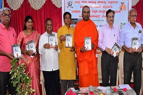  ಚಿತ್ರದುರ್ಗದಲ್ಲಿ ಗುರುವಾರ ಪ್ರೊ.ಎಚ್.ಲಿಂಗಪ್ಪ ಅವರ `ಬುದ್ಧನಂತೆ ಚಿಂತಿಸಿದ ಅಲ್ಲಮ' ಪುಸ್ತಕ ಅನಾವರಣ ಸಮಾರಂಭದಲ್ಲಿ ಪ್ರೊ. ಬಿ. ರಾಜಶೇಖರಪ್ಪ, ಡಾ. ಬಸವಪ್ರಭು ಸ್ವಾಮೀಜಿ, ಡಾ. ಮೀರಾಸಾಬಿಹಳ್ಳಿ ಶಿವಣ್ಣ, ಪ್ರೊ.ಎಂ.ಜಿ. ರಂಗಸ್ವಾಮಿ, ಡಾ.ಕೆ.ಎಂ. ವೀರೇಶ್, ಜಿ.ಎಸ್. ಉಜ್ಜಿನಪ್ಪ, ಪ್ರೊ.ಎಂ.ಆರ್. ಜಯಲಕ್ಷಿ÷್ಮÃ ಇತರರು ಇದ್ದರು.