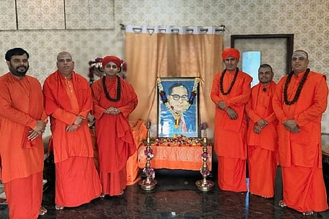  ಚಿತ್ರದುರ್ಗ ಭೋವಿಗುರುಪೀಠದಲ್ಲಿ ಮಂಗಳವಾರ ಆಯೋಜಿಸಿದ್ದ ಡಾ.ಬಿ.ಆರ್.ಅಂಬೇಡ್ಕರ್ ಅವರ ಜನ್ಮ ದಿನಾಚರಣೆಯಲ್ಲಿ ಶ್ರೀ ಇಮ್ಮಡಿ ಸಿದ್ಧರಾಮೇಶ್ವರ ಸ್ವಾಮೀಜಿ, ಶ್ರೀ ಶಾಂತವೀರ ಸ್ವಾಮೀಜಿ, ಶ್ರೀ ಮಾಚಿದೇವ ಸ್ವಾಮೀಜಿ, ಶ್ರೀ ಚನ್ನಬಸವ ಸ್ವಾಮೀಜಿ, ಶ್ರೀ ಬಸವ ಮಹಾಲಿಂಗ ಸ್ವಾಮೀಜಿ, ಶ್ರೀ ಬಸವ ಬÊಂಗೇಶ್ವರ ಸ್ವಾಮೀಜಿ ಇದ್ದರು. 
