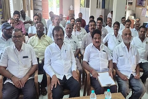 ಚಿತ್ರದುರ್ಗದಲ್ಲಿ ಮಂಗಳವಾರ ಆಯೋಜಿಸಿದ್ದ ಜಿಲ್ಲಾ ಖಾಸಗಿ ಬಸ್ ಮಾಲೀಕರ ಸಂಘದ ಸಭೆಯಲ್ಲಿ ಅಧ್ಯಕ್ಷ ಬಿ.ಎ.ಲಿಂಗಾರೆಡ್ಡಿ, ಜಿ.ಬಿ. ಶೇಖರ್, ಇ.ವಿ. ಅಜ್ಜಪ್ಪ, ಎಸ್.ವಿ.ನಾಗರಾಜ್, ಸಿದ್ದರಾಮೇಶ್, ವಸಂತ, ಪವನ್,ಅಬ್ಬು ಬಕ್ಕರ್‌ಸಿದ್ದಿಕ್ ಇತರರು ಇದ್ದರು.