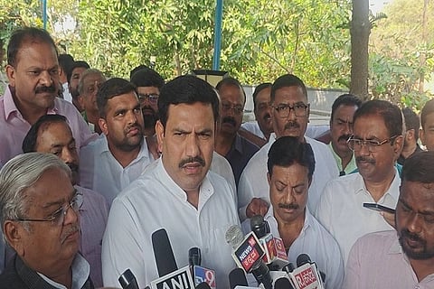 ಚಿತ್ರದುರ್ಗದಲ್ಲಿ ಬುಧವಾರ ಬಿಜೆಪಿ ರಾಜ್ಯಾಧ್ಯಕ್ಷ ಬಿ.ವೈ.ವಿಜಯೇಂದ್ರ ಸುದ್ದಿಗಾರರೊಂದಿಗೆ ಮಾತನಾಡಿದರು. ಸಂಸದ ಗೋವಿಂದ ಎಂ.ಕಾರಜೋಳ,ಎಸ್.ಲಿAಗಮೂರ್ತಿ,ಕೆ.ಟಿ.ಕುಮಾರಸ್ವಾಮಿ,ಹನುಮAತೇಗೌಡ,ಜಿ.ಎಸ್.ಅನಿತ್‌ಕುಮಾರ್,ಪಟೇಲ್‌ಶಿವಕುಮಾರ್ ಇತರರು ಇದ್ದರು. 