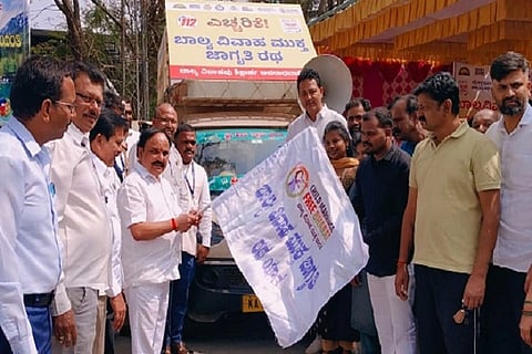 ಚಿತ್ರದುರ್ಗದಲ್ಲಿ ಬಾಲ್ಯವಿವಾಹ ಮುಕ್ತ ಜಾಗೃತಿ ರಥಯಾತ್ರೆಗೆ ಶನಿವಾರ ಡಿ. ಸುಧಾಕರ್ ಚಾಲನೆ ನೀಡಿದರು. ಎಂ.ಕೆ. ತಾಜ್‌ಪೀರ್, ವೀಣಾ, ಪರ್ವತಾಲು, ಎಸ್. ತಾತರಾಜ್, ಡಿ.ಒ. ಮುರಾರ್ಜಿ, ಸಿ. ಕಣ್ಮೇಶ್, ಅಂಜಿನಪ್ಪ, ಪ್ರಕಾಶ್ ರಾಮನಾಯ್ಕ್, ಆನಂದ್‌ಕುಮಾರ್ ಇತರರಿದ್ದರು.
