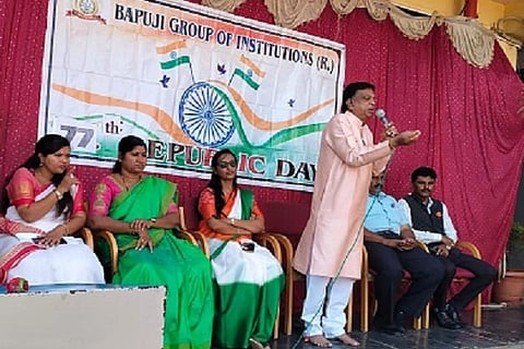 ಚಿತ್ರದುರ್ಗದ ಬಾಪೂಜಿ ಸಮೂಹ ಶಿಕ್ಷಣ ಸಂಸ್ಥೆಯಲ್ಲಿ ಆಯೋಜಿಸಿದ್ದ ಗಣರಾಜ್ಯೋತ್ಸವದಲ್ಲಿ ಕೆ.ಎಂ. ವೀರೇಶ್ ಮಾತನಾಡಿದರು.  ಎಂ.ಆರ್. ಜಯಲಕ್ಷಿ÷್ಮÃ, ಡಾ. ಮಂಜುಳಾ, ವೀರಪ್ಪ, ಡಾ. ಹನುಮಂತರೆಡ್ಡಿ, ನಫೀಝ ಇತರರಿದ್ದರು.