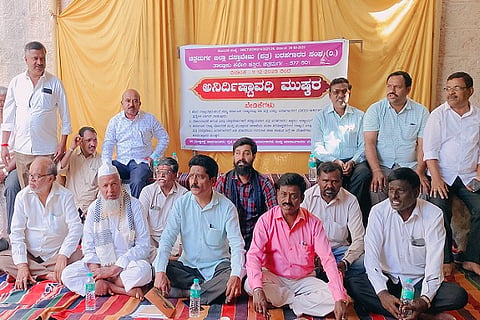 ಪತ್ರ ಬರಹಗಾರರಿಗೆ ಪ್ರತ್ಯೇಕ ಲಾಗಿನ್ ನೀಡುವುದು ಸೇರಿ ವಿವಿಧ ಬೇಡಿಕೆ ಈಡೇರಿಸುವಂತೆ ಆಗ್ರಹಿಸಿ ಜಿಲ್ಲಾ ದಸ್ತಾವೇಜು ಬರಹಗಾರರ ಸಂಘದ ಪದಾಽಕಾರಿಗಳು, ಸದಸ್ಯರು ಚಿತ್ರದುರ್ಗದಲ್ಲಿ ಗುರುವಾರ ಅನಿರ್ದಿಷ್ಟಾವಽ ಮುಷ್ಕರ ಆರಂಭಿಸಿದರು.