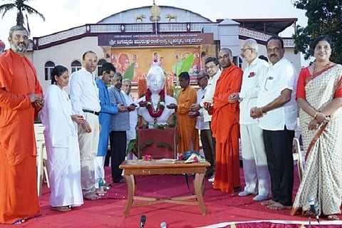 ಚಿತ್ರದುರ್ಗದ ಮುರುಘಾಮಠದಲ್ಲಿ ಭಾನುವಾರ ಆಯೋಜಿಸಿದ್ದ ಬಸವ ಜಯಂತ್ಯುತ್ಸವದಲ್ಲಿ ಬಸವೇಶ್ವರರ ಪುತ್ಥಳಿಗೆ ಪುಷ್ಪ ನಮನ ಸಲ್ಲಿಸಲಾಯಿತು. ಡಾ. ಬಸವಪ್ರಭು ಸ್ವಾಮೀಜಿ, ಡಾ. ಬಸವಕುಮಾರ ಸ್ವಾಮೀಜಿ, ಎಚ್. ಬಿಲ್ಲಪ್ಪ, ಗೋವಿಂದ ಎಂ. ಕಾರಜೋಳ, ಶಿವಯೋಗಿ ಸಿ. ಕಳಸದ, ಕೆ.ಎಸ್. ನವೀನ್, ಶಿವರಶ್ಮಿ ಅಕ್ಕ, ಎಂ.ಕೆ. ತಾಜ್‌ಪೀರ್ ಇತರರಿದ್ದರು.