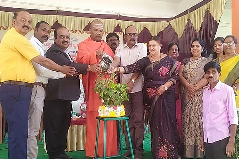  ಚಿತ್ರದುರ್ಗ ಬೃಹನ್ಮಠದ ಸಂಯುಕ್ತ ಕಲಾ, ವಿe್ಞÁನ ಮತ್ತು ವಾಣಿಜ್ಯ ಪದವಿ ಪೂರ್ವ ಕಾಲೇಜಿನ ಆವರಣದಲ್ಲಿ ಶನಿವಾರ ಆಯೋಜಿಸಿದ್ದ ಕಾರ್ಯಕ್ರಮವನ್ನು ಡಾ. ಬಸವಪ್ರಭು ಸ್ವಾಮೀಜಿ ಉದ್ಘಾಟಿಸಿದರು. ಪಿಎಂಜಿ ರಾಜೇಶ್, ಎನ್.ಬಿ. ತಿಪ್ಪೇಸ್ವಾಮಿ, ಡಾ. ಸಂದೀಪ್, ಪುಷ್ಪವಲ್ಲಿ, ರಕ್ಷಿತಾ ಇತರರಿದ್ದರು.