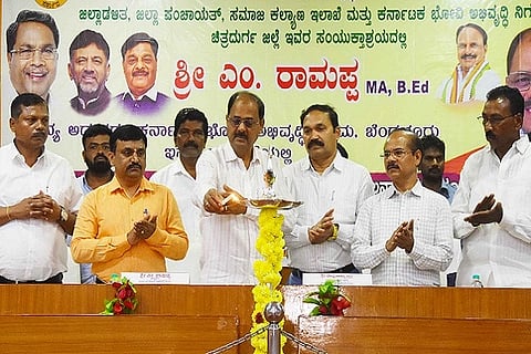 ಚಿತ್ರದುರ್ಗದಲ್ಲಿ ಮಂಗಳವಾರ ಆಯೋಜಿಸಿದ್ದ ಭೋವಿ ಅಭಿವೃದ್ಧಿ ನಿಗಮದ ಪ್ರಗತಿ ಪರಿಶೀಲನಾ ಸಭೆಯನ್ನು ಎಂ. ರಾಮಪ್ಪ ಉದ್ಘಾಟಿಸಿದರು. ಚಂದ್ರಾನಾಯ್ಕ್, ಮಲ್ಲಿಕಾರ್ಜುನ್, ಬಿ.ಟಿ. ಕುಮಾರಸ್ವಾಮಿ, ಡಾ. ರಂಗಸ್ವಾಮಿ, ಚಿಕ್ಕಂದವಾಡಿ ತಿಪ್ಪೇಸ್ವಾಮಿ ಇತರರಿದ್ದರು.