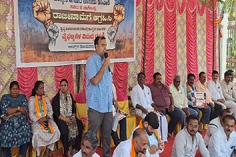 ಸಚಿವ ಬಿ. ನಾಗೇಂದ್ರ ರಾಜೀನಾಮೆಗೆ ಆಗ್ರಹಿಸಿ ಬಿಜೆಪಿ ಜಿಲ್ಲಾ ಘಟಕ, ಹೊಳಲ್ಕೆರೆ ಮಂಡಲದ ಕಾರ್ಯಕರ್ತರಿಂದ ಚಿತ್ರದುರ್ಗದಲ್ಲಿ ಮಂಗಳವಾರ ನಡೆದ ಪ್ರತಿಭಟನೆಯಲ್ಲಿ ಡಾ. ಸಿದ್ಧಾಥ್ ಗುಂಡಾರ್ಪಿ ಮಾತನಾಡಿದರು. ಕೆ.ಟಿ. ಕುಮಾರಸ್ವಾಮಿ, ವೆಂಕಟೇಶ್‌ಯಾದವ್, ಪ್ರವೀಣ್‌ಕುಮಾರ್, ಚಿತ್ರಲಿಂಗಪ್ಪ, ನಾಗರಾಜ್‌ಬೇದ್ರೆ, ದಗ್ಗೆ ಶಿವಪ್ರಕಾಶ್, ಲೀಲಾವತಿ, ಸುಮಾ ಇತರರಿದ್ದರು.
