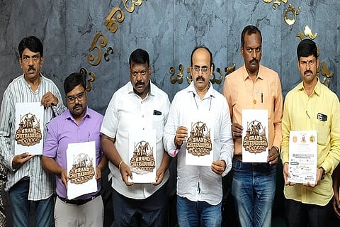 ನಗರದಲ್ಲಿ ಜೂ. ೧೩ರಂದು ಹಮ್ಮಿಕೊಂಡಿರುವ ಬ್ರಾಂಡ್ ಚಿತ್ರದುರ್ಗ ಸಮಾವೇಶದ ಲೋಗೋವನ್ನು ಟಿ.ಆರ್.ಶಿವಪ್ರಸಾದ್ ಬಿಡುಗಡೆಗೊಳಿಸಿದರು. ರಾಘವೇಂದ್ರ, ವೈ.ಆರ್. ನಾಗೇಂದ್ರ, ಡಿ.ಕೆ. ದೋಣಸ್ವಾಮಿ, ಟಿ.ಎಲ್. ಅಶೋಕ್ ಇತರರಿದ್ದರು.