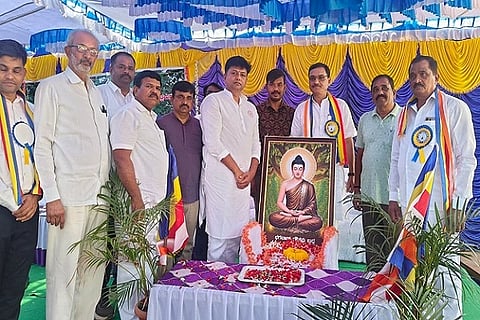 ಚಿತ್ರದುರ್ಗದಲ್ಲಿ ಶುಕ್ರವಾರ ಆಯೋಜಿಸಿದ್ದ ಭಗವಾನ್ ಬುದ್ಧ ಜಯಂತಿಯಲ್ಲಿ ಅವರ ಭಾವಚಿತ್ರಕ್ಕೆ ಗೌರವ ಸಲ್ಲಿಸಲಾಯಿತು. ವೀರೇಂದ್ರಪಪ್ಪಿ, ಕುಮಾರಸ್ವಾಮಿ, ತಾಜ್‌ಪೀರ್, ಶಿವಣ್ಣ, ಕಾಂತರಾಜ್, ವಸಂತ್‌ಕುಮಾರ್, ಬಿ.ಪಿ. ತಿಪ್ಪೇಸ್ವಾಮಿ, ನಿರಂಜನಮೂರ್ತಿ ಇತರರು ಇದ್ದರು.