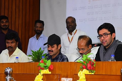  ಚಿತ್ರದುರ್ಗದಲ್ಲಿ ಮಂಗಳವಾರ ಮಾನವ ಅಭಿವೃದ್ಧಿ ವರದಿ-೨೦೨೫ರ ಕುರಿತು ಆಯೋಜಿಸಿದ್ದ ಕಾರ್ಯಾಗಾರದಲ್ಲಿ ಡಾ. ಆಕಾಶ್ ಮಾತನಾಡಿದರು. ಎಸ್. ಬಸವರಾಜ್, ಡಾ. ರಂಗಸ್ವಾಮಿ ಇತರರಿದ್ದರು.
