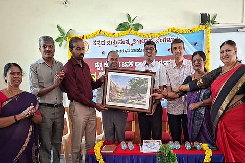 ಚಿತ್ರದುರ್ಗದಲ್ಲಿ ಮಂಗಳವಾರ ಏರ್ಪಡಿಸಿದ್ದ ಏಕ ವ್ಯಕ್ತಿ ಚಿತ್ರಕಲಾ ಪ್ರದರ್ಶನದಲ್ಲಿ ಡಾ.ಬಿ.ಎಂ.ಗುರುನಾಥ್, ಚೆಲುವರಾಜ್, ರಾಜೇಶ್, ಬಿ.ಆರ್. ಗಾಯತ್ರಿ, ಎಂ.ಎನ್. ಪುಷ್ಪವಲ್ಲಿ, ಶಾಂತಕುಮಾರ್, ನಾಗರಾಜ್ ಬೇದ್ರೆ ಇದ್ದರು.