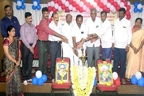 ಚಿತ್ರದುರ್ಗದಲ್ಲಿ ಸಹಕಾರ ಇಲಾಖೆಯಿಂದ ಗುರುವಾರ ಏರ್ಪಡಿಸಿದ್ದ ತರಬೇತಿ ಕಾರ್ಯಾಗಾರವನ್ನು ಆರ್.ಮಲ್ಲೇಶಪ್ಪ ಉದ್ಘಾಟಿಸಿದರು. ಜೆ.ಶಿವಪ್ರಕಾಶ್, ಎಚ್.ಎಸ್.ನಾಗರಾಜಯ್ಯ, ಎಸ್.ವಿ.ಹಿರೇಮಠ್, ಬಿ.ಮಲ್ಲಿಕಾರ್ಜುನ, ಆರ್.ಎಸ್.ದಿಲೀಪ್ ಕುಮಾರ್, ಜಿ.ಇ.ಅಜ್ಜಪ್ಪ, ಜಿ.ವಿ.ಗಂಗಾಧರಪ್ಪ, ಎ.ಚನ್ನಬಸಪ್ಪ, ಮಂಜಮ್ಮ, ಜಯಶ್ರೀ ಪಿ.ಹುನಗುಂದ ಇತರರಿದ್ದರು.