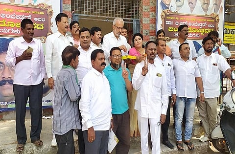  ರಾಜ್ಯದ ಎರಡು ವಿಧಾನಸಭಾ ಕ್ಷೇತ್ರಗಳ ಉಪಚುನಾವಣೆಗಳಲ್ಲಿ ಗೆಲುವು ಸಾಽಸಿದ ಹಿನ್ನೆಲೆಯಲ್ಲಿ ಚಿತ್ರದುರ್ಗ ಜಿಲ್ಲಾ ಕಾಂಗ್ರೆಸ್ ಕಚೇರಿ ಬಳಿ ಪಕ್ಷದ ಕಾರ್ಯಕರ್ತರು ಪಟಾಕಿ ಸಿಡಿಸಿ, ಸಿಹಿ ಹಂಚಿ ಸಂಭ್ರಮಿಸಿದು. ಡಿಸಿಸಿ ಅಧ್ಯಕ್ಷ ಎಂ.ಕೆ. ತಾಜ್‌ಪೀರ್, ಶಿವಣ್ಣ, ಡಿ.ಎನ್.ಮೈಲಾರಪ್ಪ ಇತರರು ಇದ್ದರು.
