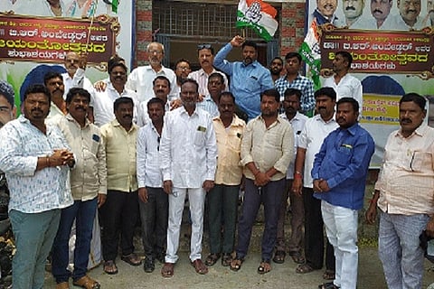  ಒಳ ಮೀಸಲಾತಿ ಅನುಷ್ಠಾನಗೊಳಿಸುವ ರಾಜ್ಯಸರ್ಕಾರದ ನಿರ್ಣಯವನ್ನು ಸ್ವಾಗತಿಸಿ ಕಾಂಗ್ರೆಸ್ ಕಾರ್ಯಕರ್ತರು ಚಿತ್ರದುರ್ಗದಲ್ಲಿ ಶ ನಿವಾರ ಪಕ್ಷದ ಕಚೇರಿ ಬಳಿ ಸಂಭ್ರಮಾಚರಣೆ ನಡೆಸಿದರು. ಎಂ.ಕೆ.ತಾಜ್‌ಪೀರ್, ಡಿ.ಎನ್.ಮೈಲಾರಪ್ಪ, ನರಸಿಂಹರಾಜು ಇತರರಿದ್ದರು.