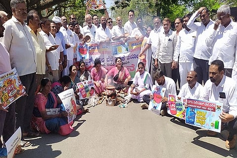  ಅಡುಗೆ ಅನಿಲ ಬೆಲೆ ಏರಿಕೆ ವಿರುದ್ಧ ಚಿತ್ರದುರ್ಗದಲ್ಲಿ ಬುಧವಾರ ಕಾಂಗ್ರೆಸ್ ಮುಖಂಡರು ಹಾಗೂ ಕಾರ್ಯಕರ್ತರು ಸೌದೆ ಒಲೆಯಲ್ಲಿ ಅಡುಗೆ ತಯಾರಿಸುವ ಮೂಲಕ ಪ್ರತಿಭಟನೆ ನಡೆಸಿದರು.