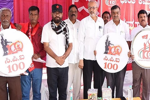  ಭಾರತೀಯ ಕಮ್ಯೂನಿಸ್ಟ್ ಪಕ್ಷದ ಶತಮಾನದ ಸಂಭ್ರಮ ಜಾಥಾ ಮಂಗಳವಾರ ಚಿತ್ರದುರ್ಗಕ್ಕೆ ಆಗಮಿಸಿದ ವೇಳೆ ಆಯೋಜಿಸಿದ್ದ ಕಾರ್ಯಕ್ರಮವನ್ನು ಸಿಪಿಐ ರಾಜ್ಯ ಕಾರ್ಯದರ್ಶಿ ಸಾತಿ ಸುಂದರೇಶ್ ಉದ್ಘಾಟಿಸಿದರು. ನಿಶಾನಿ ಜಯಣ್ಣ, ಆರ್. ಶಿವಣ್ಣ, ಎಂ.ಕೆ. ತಾಜ್‌ಪೀರ್, ಡಿ. ಎನ್. ಮೈಲಾರಪ್ಪ, ವೇದಮ್ಮ, ಪ್ರೊ.ಜೆ. ಯಾದವರೆಡ್ಡಿ, ಬಸ್ತಿಹಳ್ಳಿ ಸುರೇಶ್‌ಬಾಬು, ಬಸವರಾಜ್ ಇತರರು ಇದ್ದರು.