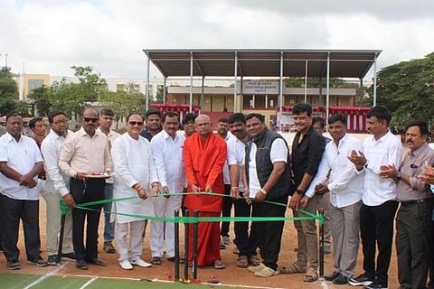 ಚಿತ್ರದುರ್ಗದಲ್ಲಿ ಆಯೋಜಿಸಿರುವ ಒನಕೆ ಓಬವ್ವ ರಾಜ್ಯಮಟ್ಟದ ಲೆದರ್‌ಬಾಲ್ ಕ್ರಿಕೆಟ್ ಟೂರ್ನಮೆಂಟ್‌ಗೆ ಶ್ರೀ ಬಸವಮೂರ್ತಿ ಮಾದಾರ ಚನ್ನಯ್ಯ ಸ್ವಾಮೀಜಿ ಶುಕ್ರವಾರ ಚಾಲನೆ ನೀಡಿದರು. ಜಿ.ಎಸ್. ಕುಮಾರ್‌ಗೌಡ, ಟಿ. ರಮೇಶ್, ಆಶೋಕ್, ರವಿಕಾಂತ್, ಎನ್.ಡಿ. ಕುಮಾರ್, ನಿರಂಜನಮೂರ್ತಿ, ಭಾಸ್ಕರ್ ಇತರರು ಇದ್ದರು.
