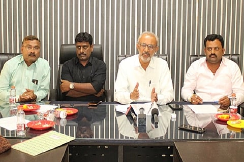  ಚಿತ್ರದುರ್ಗದಲ್ಲಿ ಶುಕ್ರವಾರ ಕುಡಾ ಅಧ್ಯಕ್ಷ ಎಂ.ಕೆ.ತಾಜ್‌ಪೀರ್ ಸುದ್ದಿಗೋಷ್ಠಿಯಲ್ಲಿ ಮಾತನಾಡಿದರು. ಸೋಮಶೇಖರ್,ದೇವರಾಜ್, ಸುರೇಶ್, ಮೀನಾಕ್ಷಮ್ಮ, ಡಿ.ಎನ್.ಮೈಲಾರಪ್ಪ ಇದ್ದರು. 