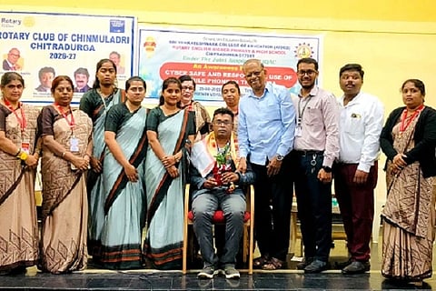 ಚಿತ್ರದುರ್ಗದಲ್ಲಿ ಮಂಗಳವಾರ ಏರ್ಪಡಿಸಿದ್ದ `ಸೈಬರ್ ಸುರಕ್ಷತಾ ಕ್ರಮಗಳು ಹಾಗೂ ಎಐ.ಯುಗದಲ್ಲಿ ಮೊಬೈಲ್‌ಫೋನ್ ಜವಾಬ್ದಾ ರಿಯುತ ಬಳಕೆ ಕುರಿತ ವಿಚಾರ ಸಂಕಿರಣದಲ್ಲಿ ಸಂಪನ್ಮೂಲ ವ್ಯಕ್ತಿ ಶಶಿಧರರಾವ್ ಅವರನ್ನು ಸನ್ಮಾನಿಸಲಾಯಿತು. ಎಚ್.ಎಂ.ಉಮಾದೇ ವಿ,ಎಂ.ಬಿ.ಶAಕರಪ್ಪ, ಎನ್.ಗೌರಮ್ಮ, ಜಯಲಕ್ಷಿ÷್ಮÃ, ಜ್ಯೋತಿ, ಮಲ್ಲಿಕಾ ಮತ್ತಿತರರು ಇದ್ದರು.