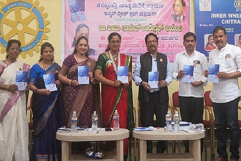 ಚಿತ್ರದುರ್ಗದಲ್ಲಿ ಭಾನುವಾರ ಡಾ.ಚಾಂದಿನಿ ಖಲೀದ್ ಅವರ ಹುಡುಕಾಟ ಶುರುವಾಗಿದೆ ಕವನ ಸಂಕಲನವನ್ನು  ಬಿ.ಕೆ.ರಹಮತ್‌ವು¯್ಲÁ ಬಿಡುಗಡೆಗೊಳಿಸಿದರು. ದಯಾ ಪುತ್ತೂರ್ಕರ್, ಶಾರದಾ ಜೈರಾಮï, ವೀಣಾ ಜಯರಾಮï, ಡಾ. ಚಾಂದಿನಿ ಖಲೀದ್ ಇತರರಿದ್ದರು.